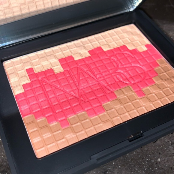 NARS: Mosaic Multi-Shade Highlighter & Blush - Picture 11 of 12